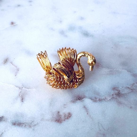 Vintage Gold Tone Wire Filigree Swan Brooch Pin Mid Century Bird Costume Jewelry - Picture 2 of 7